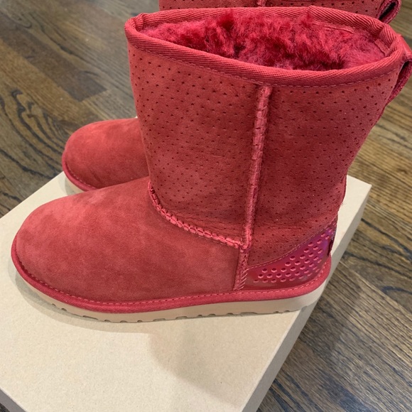 Brand new Uggs Classic Short Honeycomb Youth 3 red - Picture 3 of 12